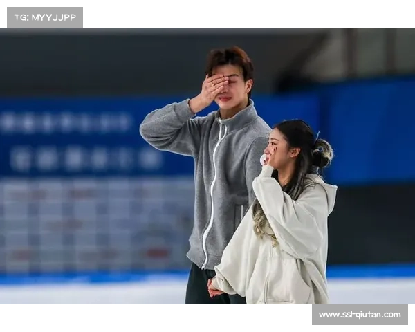 中国杯期间,王诗玥-柳鑫宇看台为冰迷签名,展现亲和力