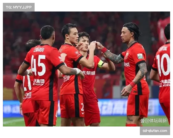 老将张琳芃赛后为年轻队友讲解防守站位失误